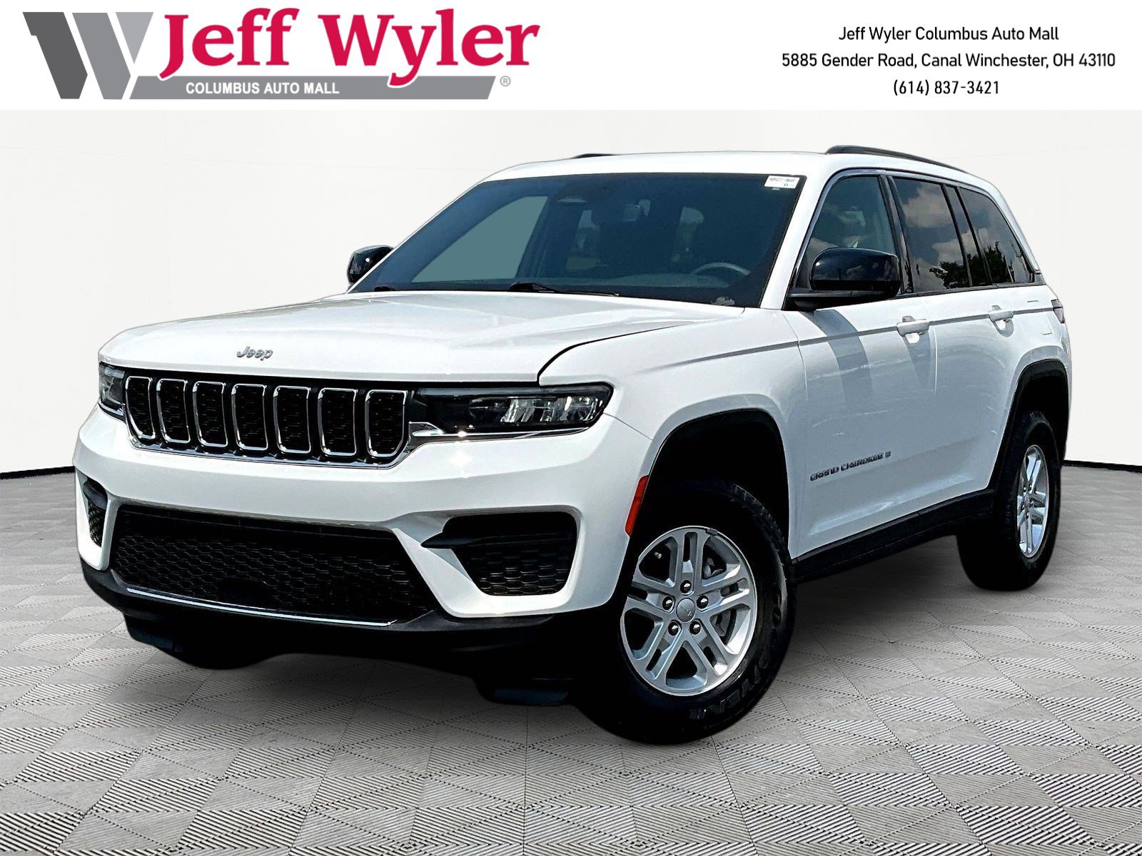 Used 2024 Jeep Grand Cherokee Laredo AWD/4WD image 1