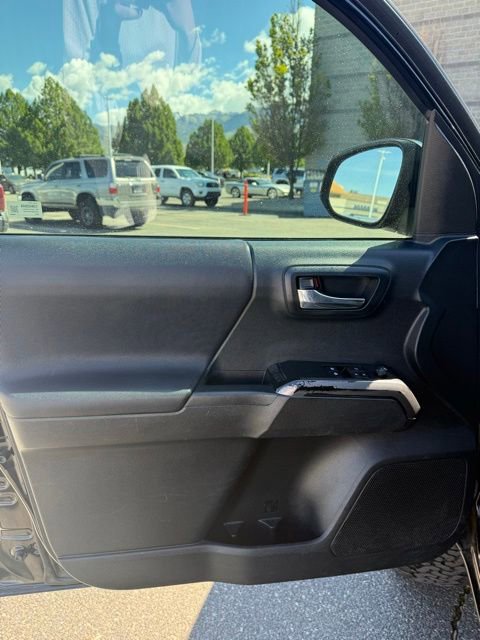 Used 2021 Toyota Tacoma TRD Off-Road w/ TRD Premium Off Road Package AWD/4WD image 13