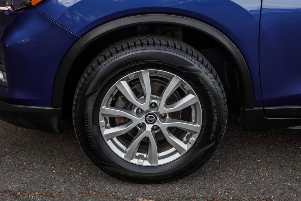 Used 2017 Nissan Rogue SV w/ SV Premium Package image 12