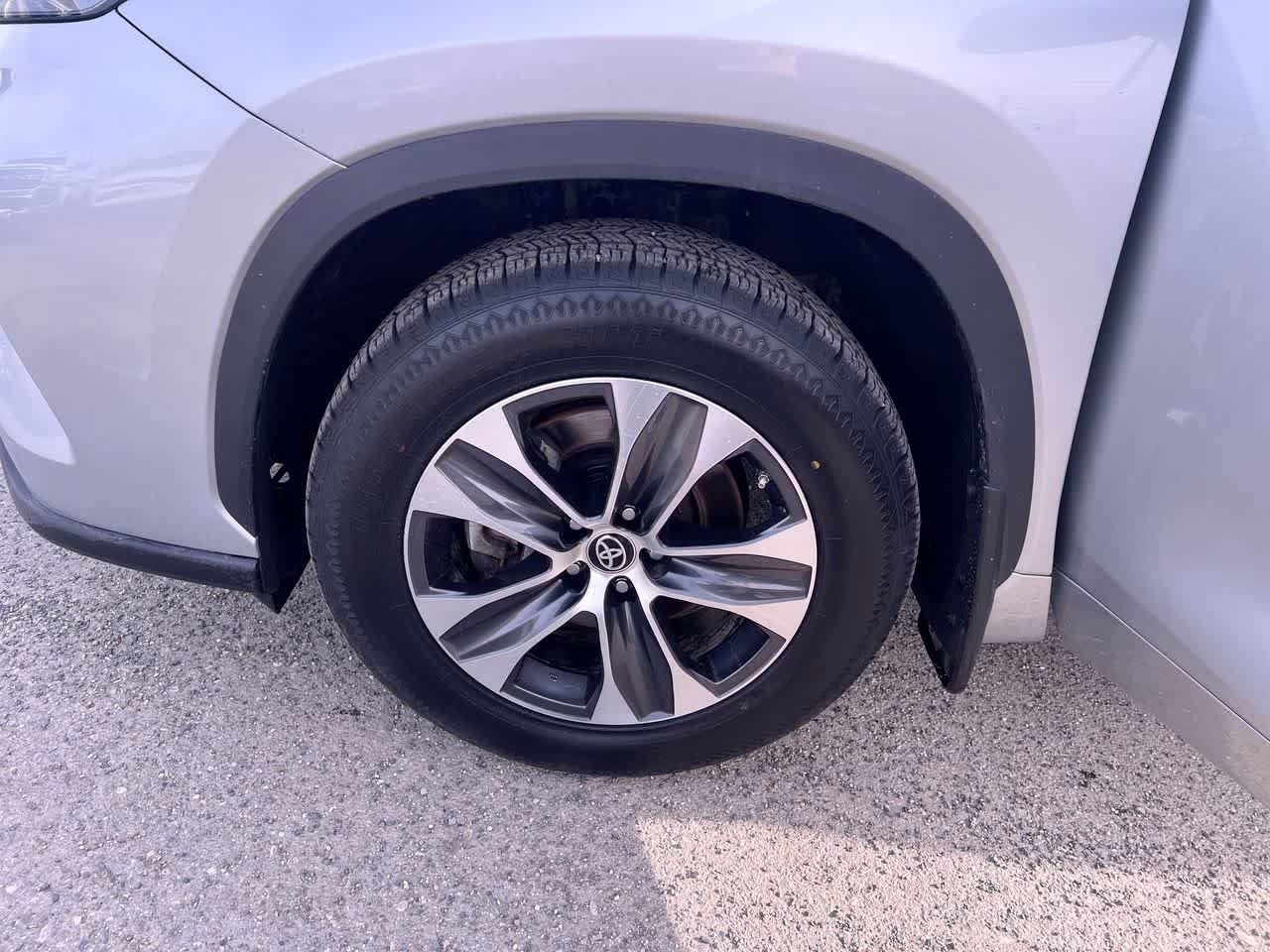 Used 2023 Toyota Highlander XLE AWD/4WD image 10