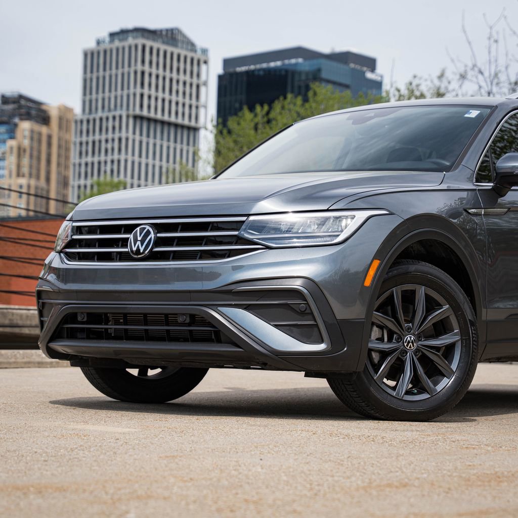 Used 2023 Volkswagen Tiguan SE FWD image 2