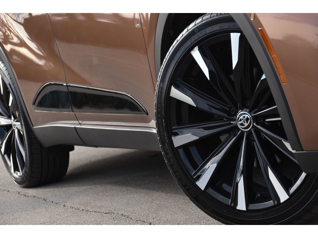 Used 2024 Toyota Crown Platinum image 9