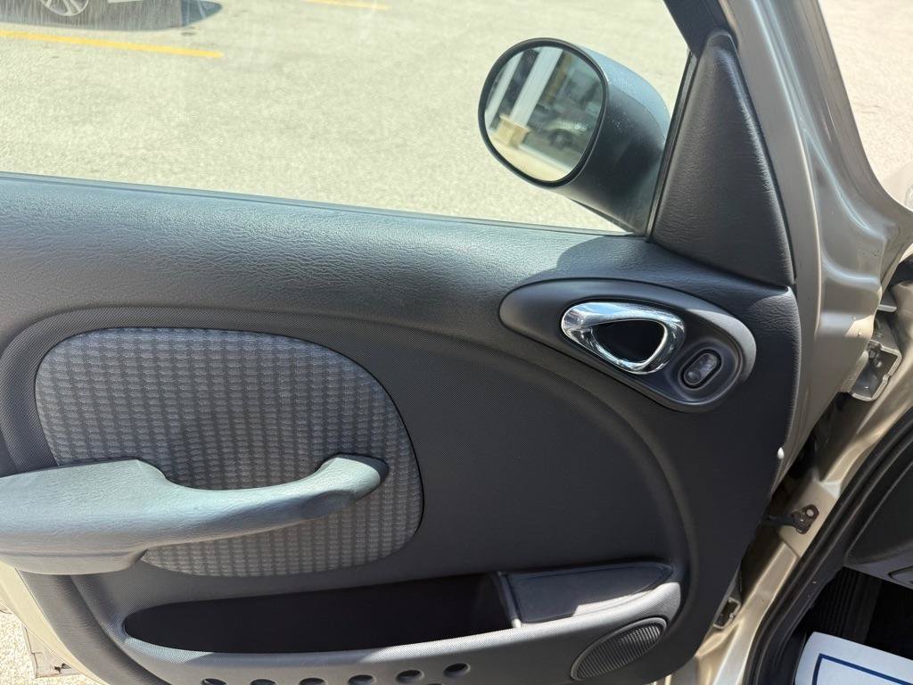 Used 2005 Chrysler PT Cruiser Limited FWD image 9