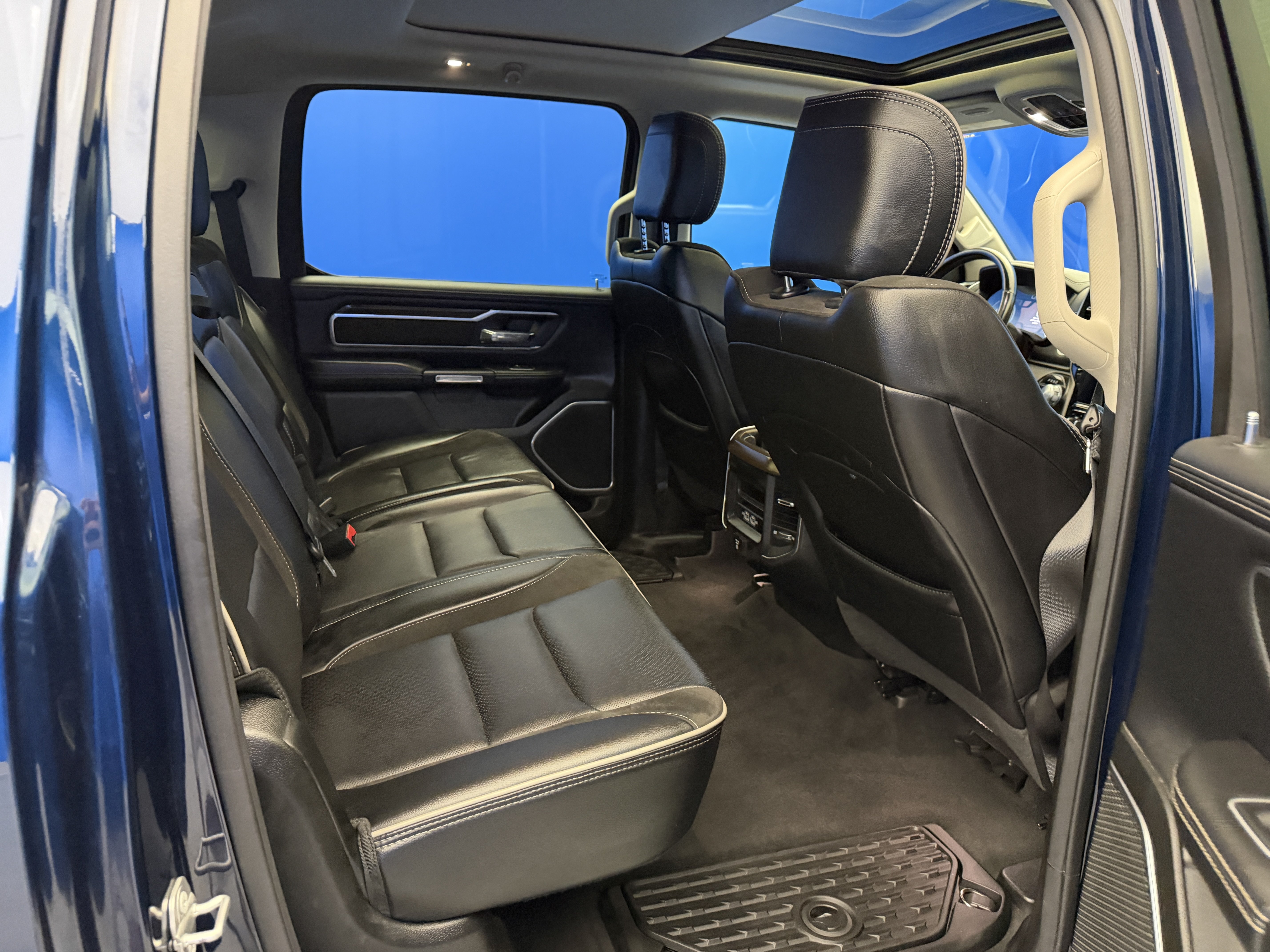 Used 2022 RAM 1500 Laramie AWD/4WD image 29