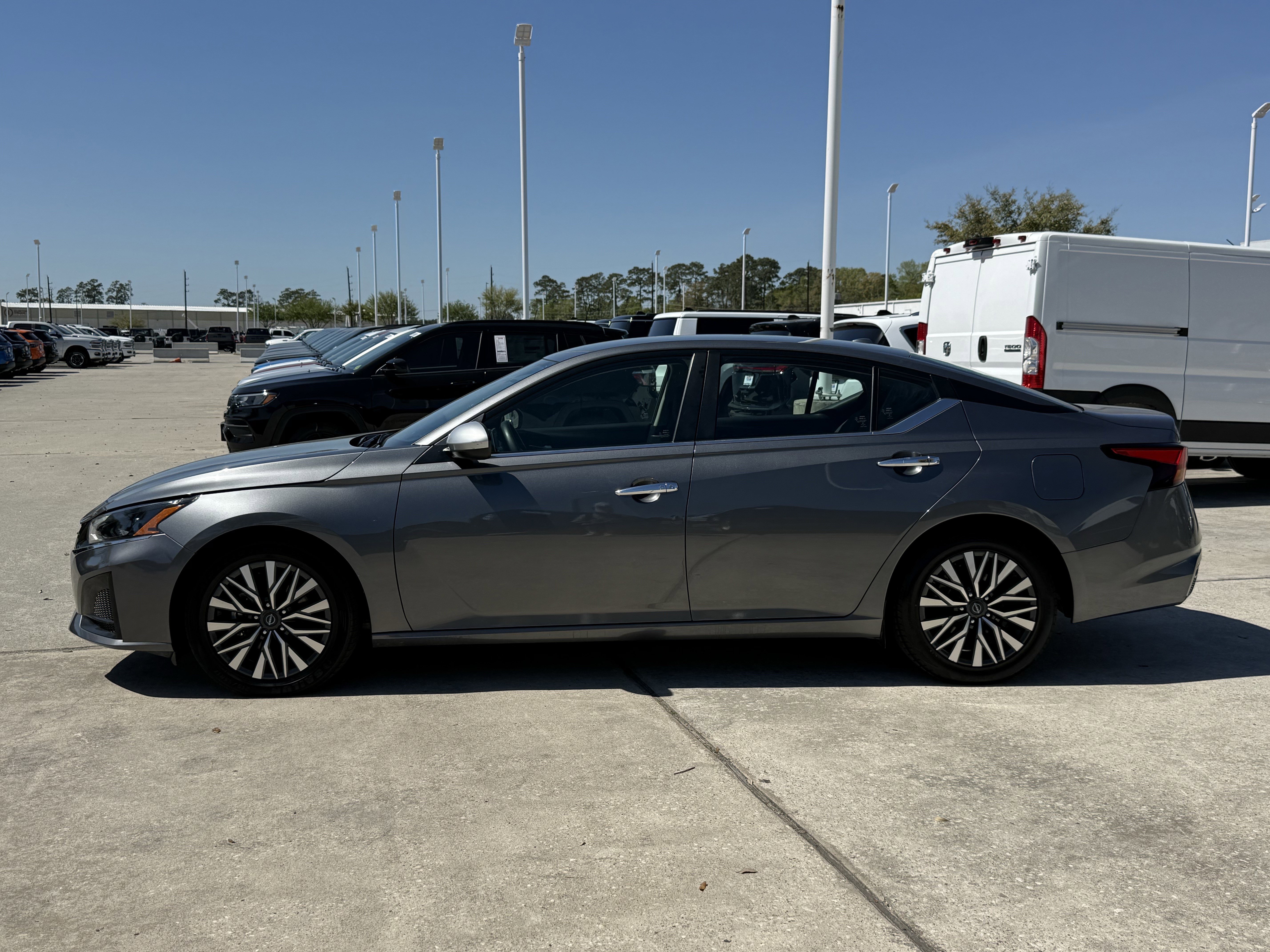 Used 2024 Nissan Altima 2.5 SV image 8