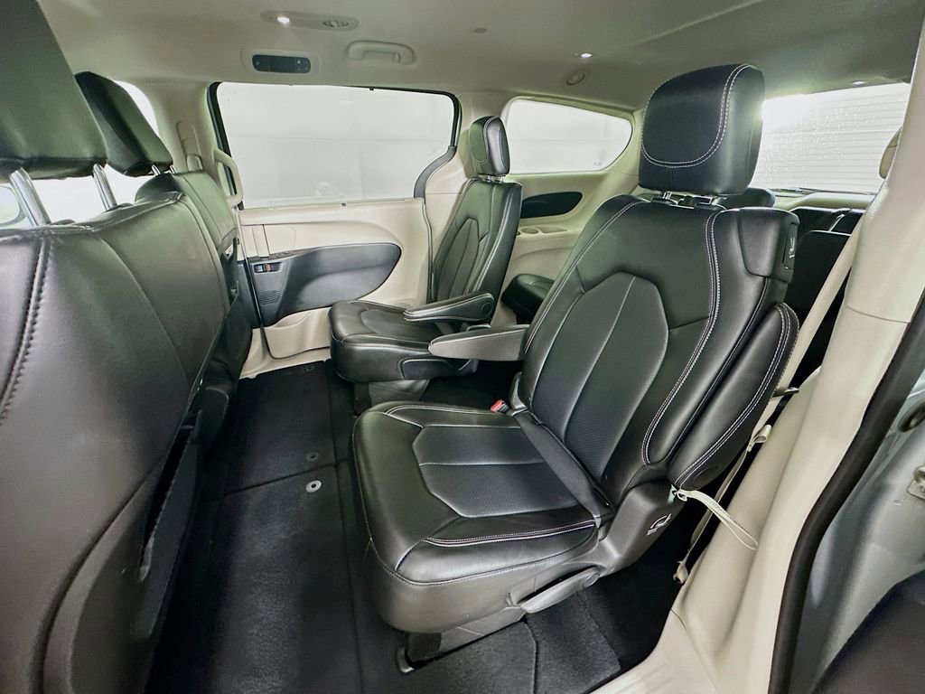 Certified 2024 Chrysler Pacifica Touring-L image 34