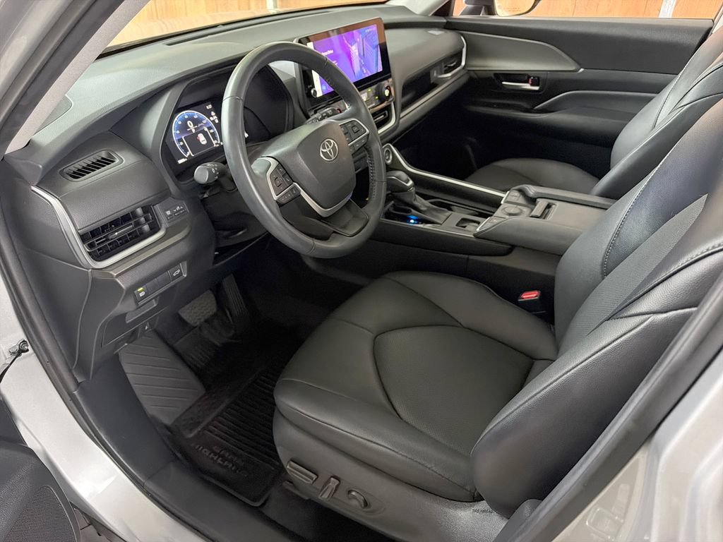 Used 2024 Toyota Grand Highlander AWD image 2