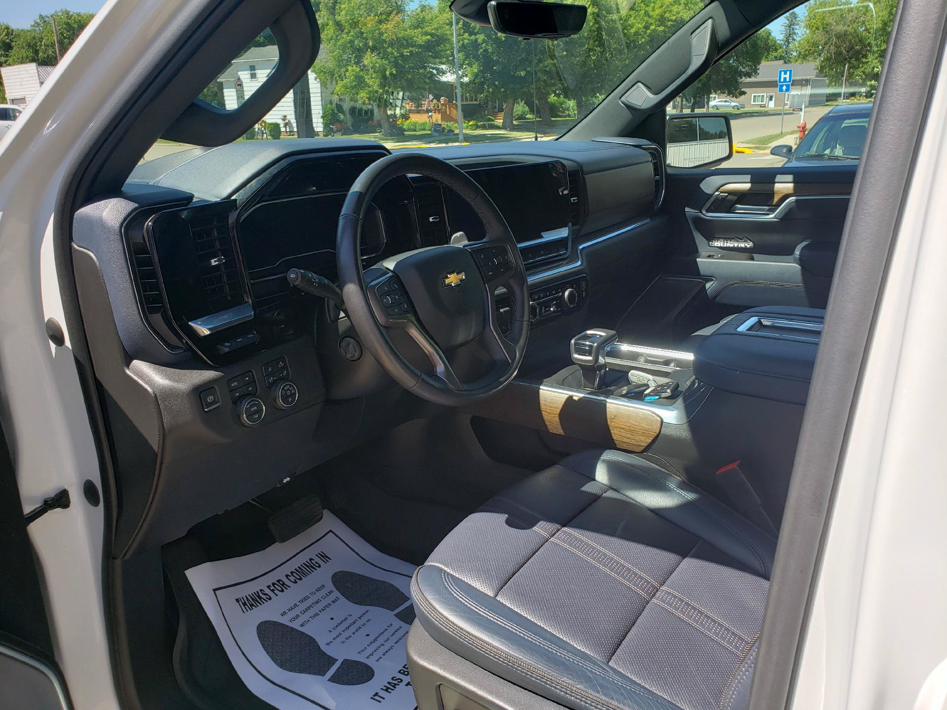Used 2022 Chevrolet Silverado 1500 High Country w/ High Country Premium Package AWD/4WD image 9