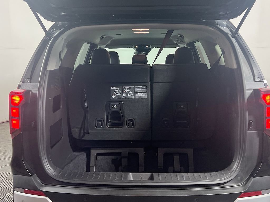 Used 2025 Kia Carnival FWD image 23