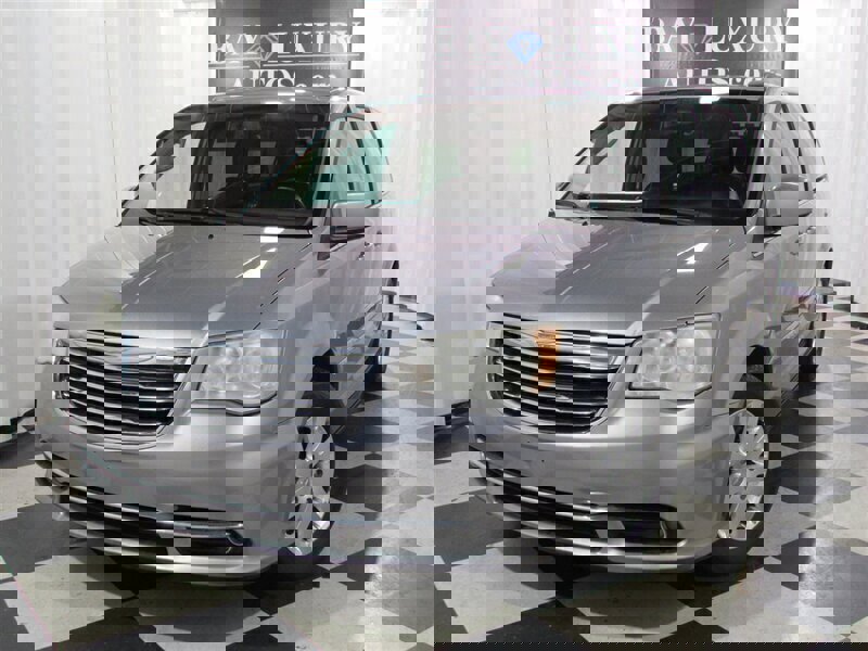 Used 2014 Chrysler Town & Country Touring image 70