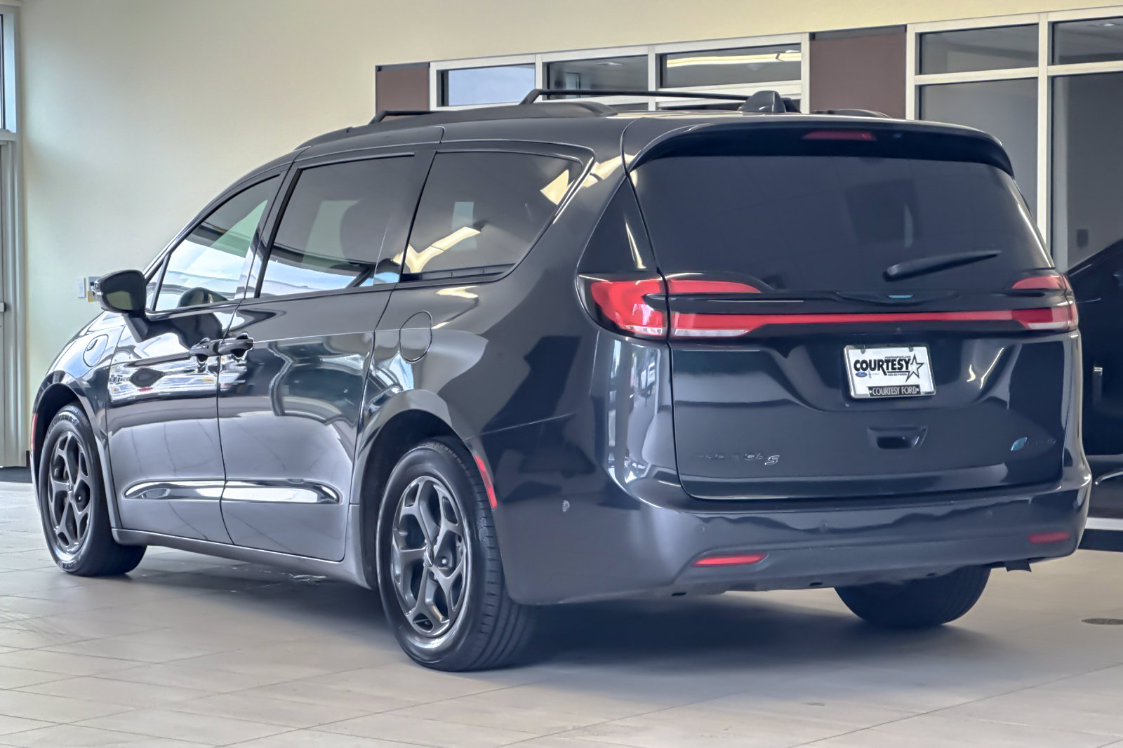 Used 2021 Chrysler Pacifica Touring-L w/ Uconnect Theater Family Group FWD image 6