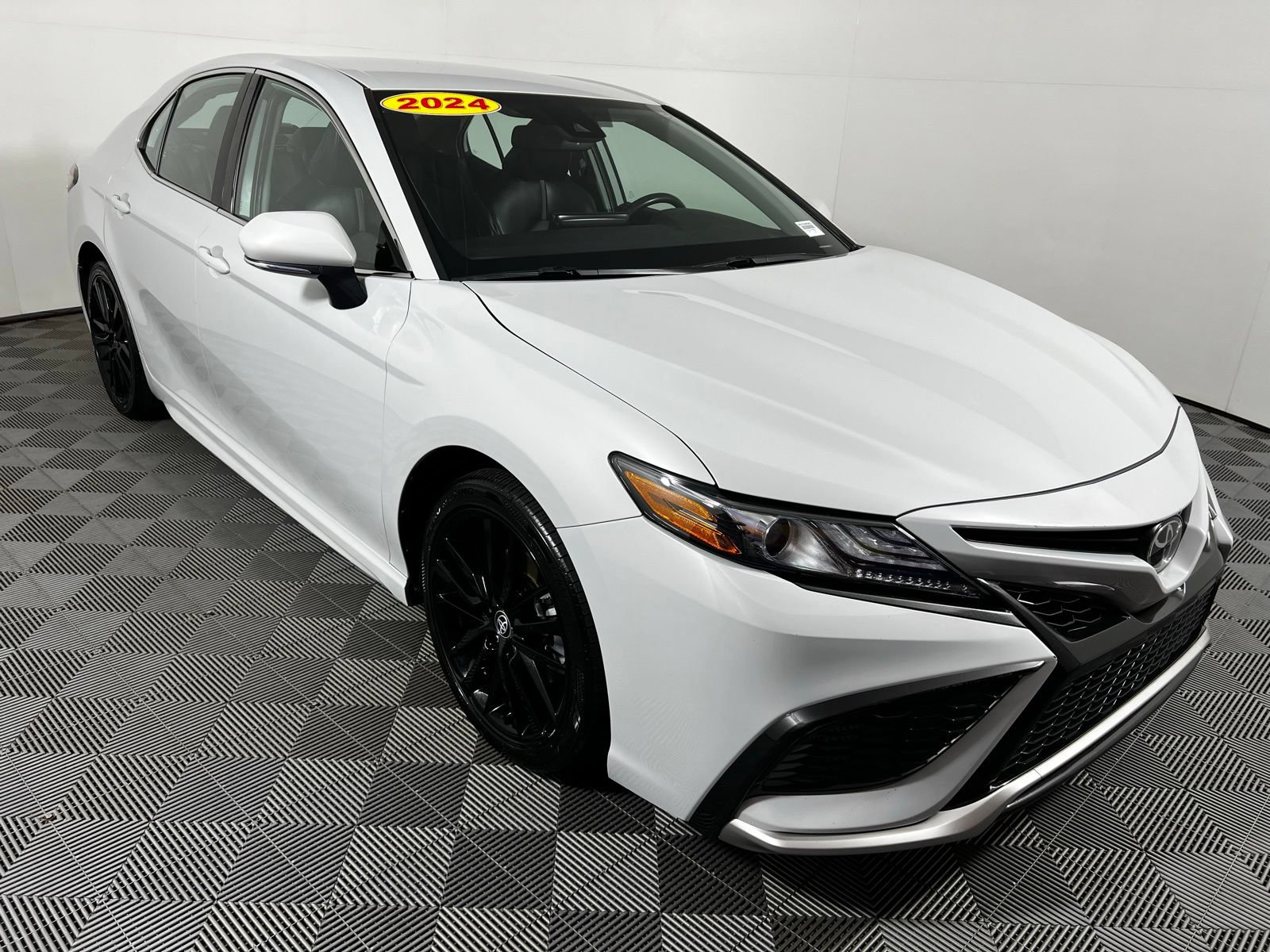Used 2024 Toyota Camry XSE FWD image 3