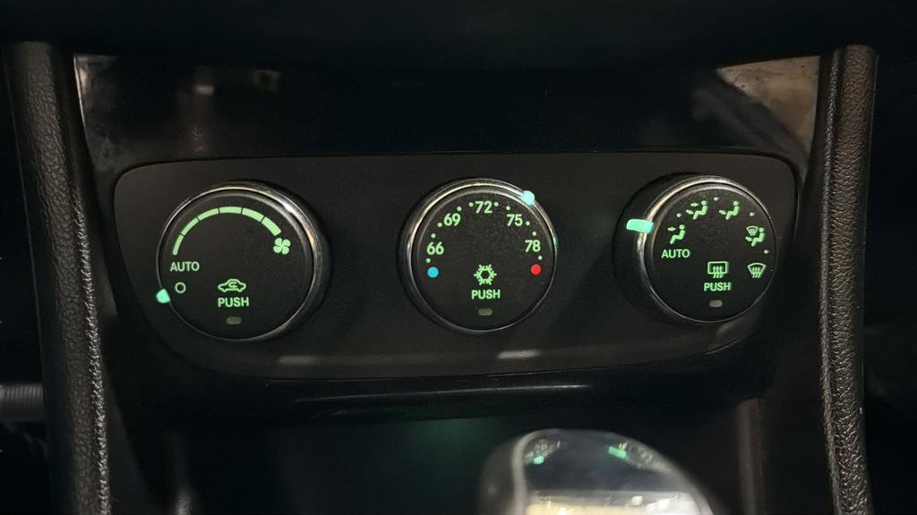 Used 2012 Chrysler 200 Touring image 27