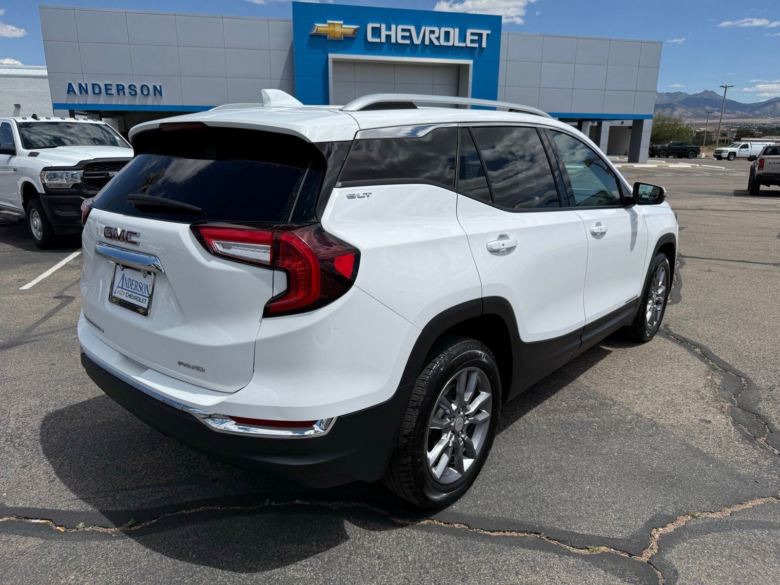 Used 2024 GMC Terrain SLT AWD/4WD image 5