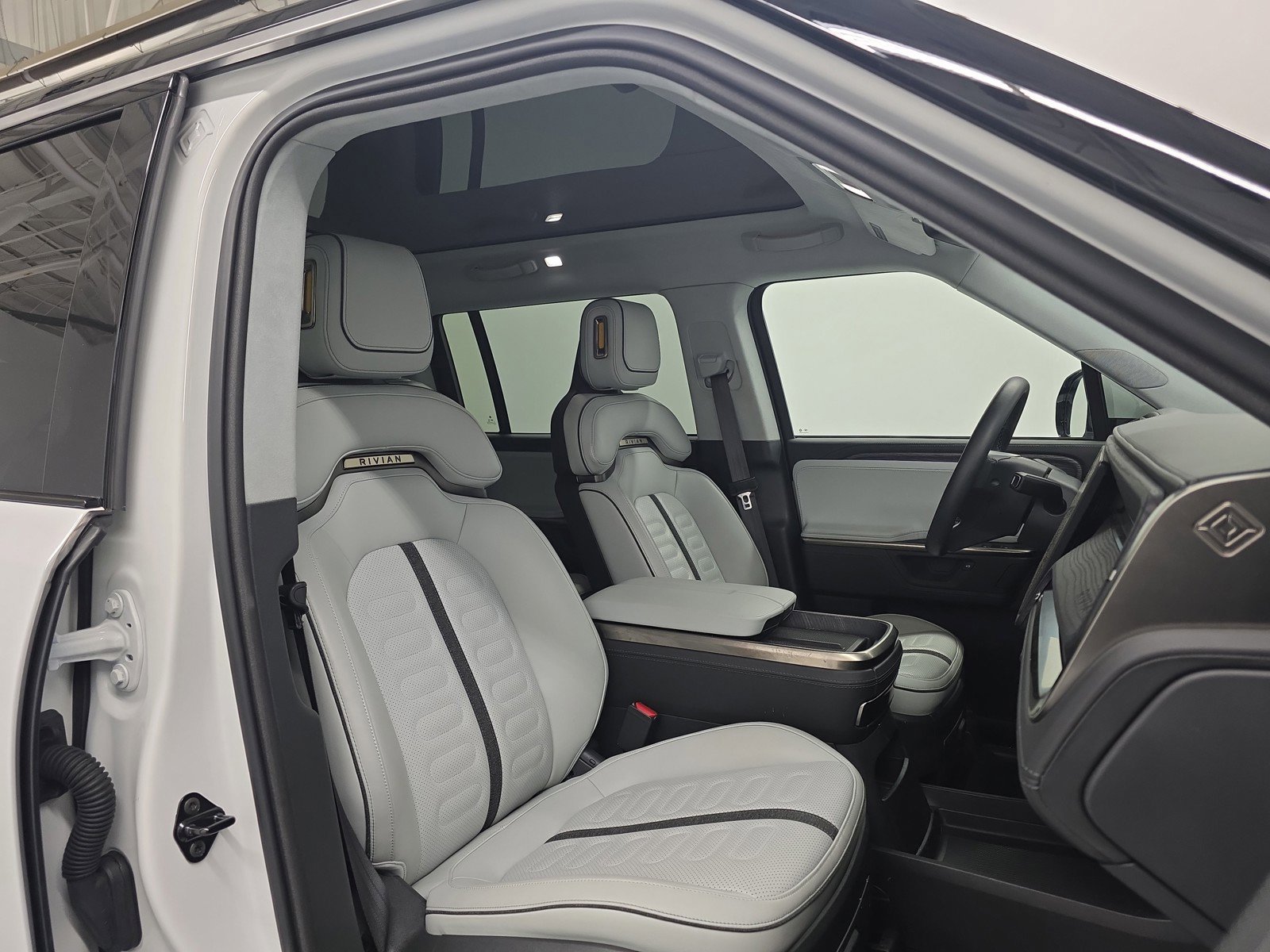 Used 2025 Rivian R1S Adventure AWD/4WD image 24