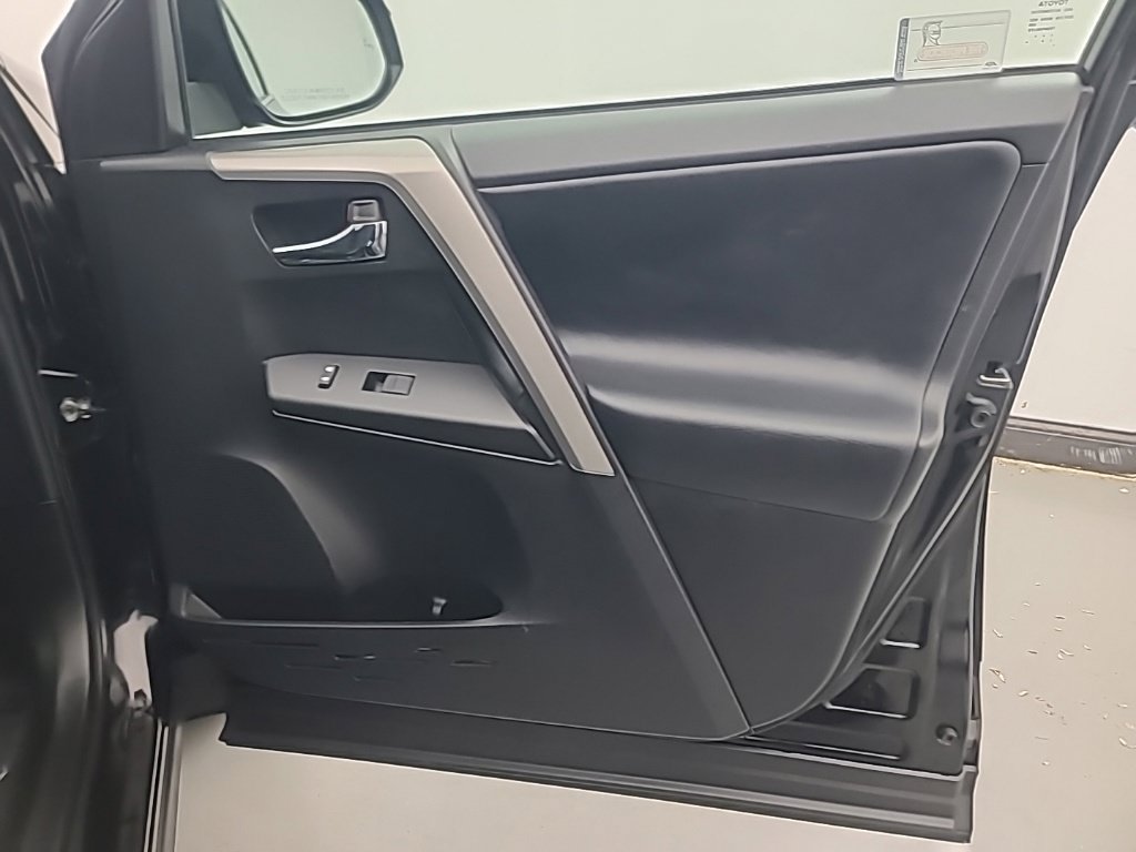 Used 2018 Toyota RAV4 XLE AWD/4WD image 13