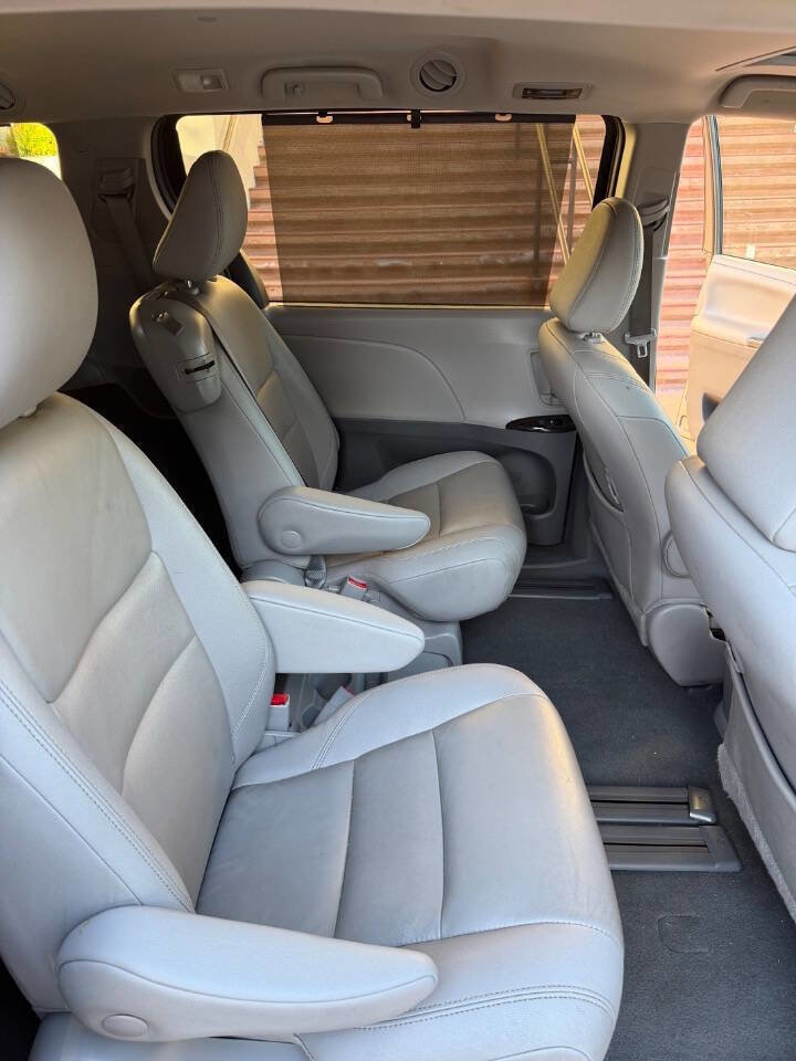Used 2020 Toyota Sienna XLE w/ XLE Navigation Package image 15