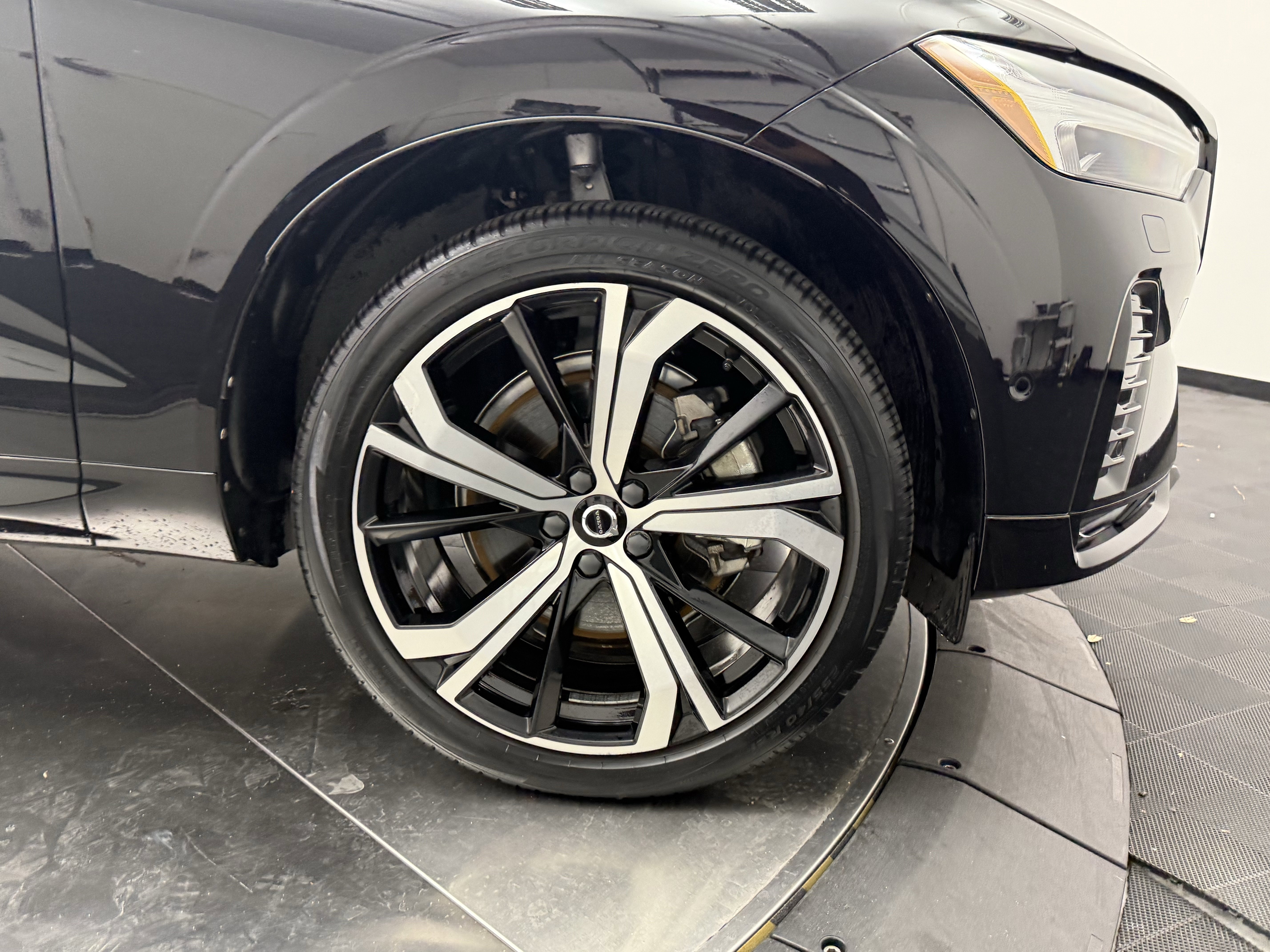 Certified 2023 Volvo XC60 B6 Ultimate w/ Protection Package Premier AWD/4WD image 9
