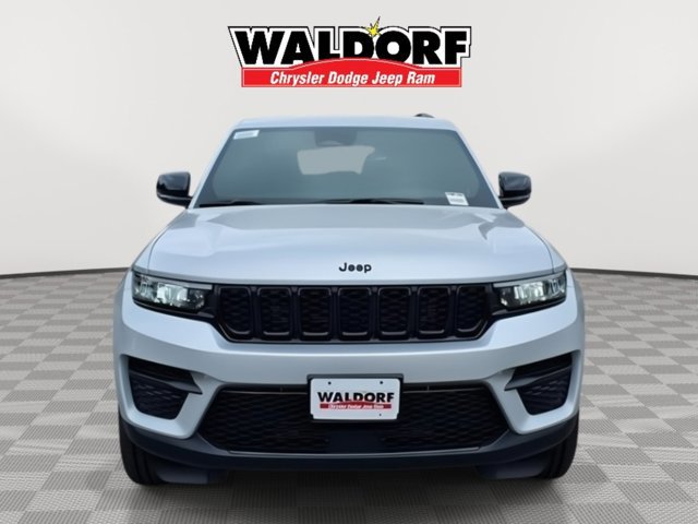 New 2025 Jeep Grand Cherokee Altitude image 8