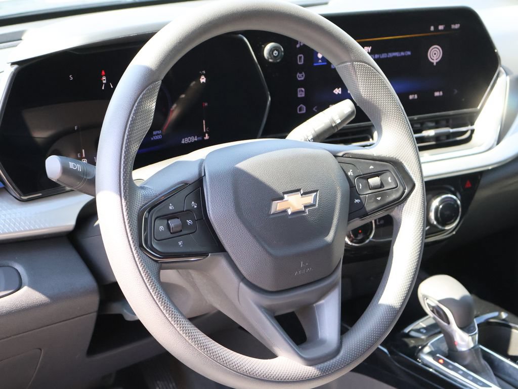 Used 2025 Chevrolet Trax LT FWD image 23