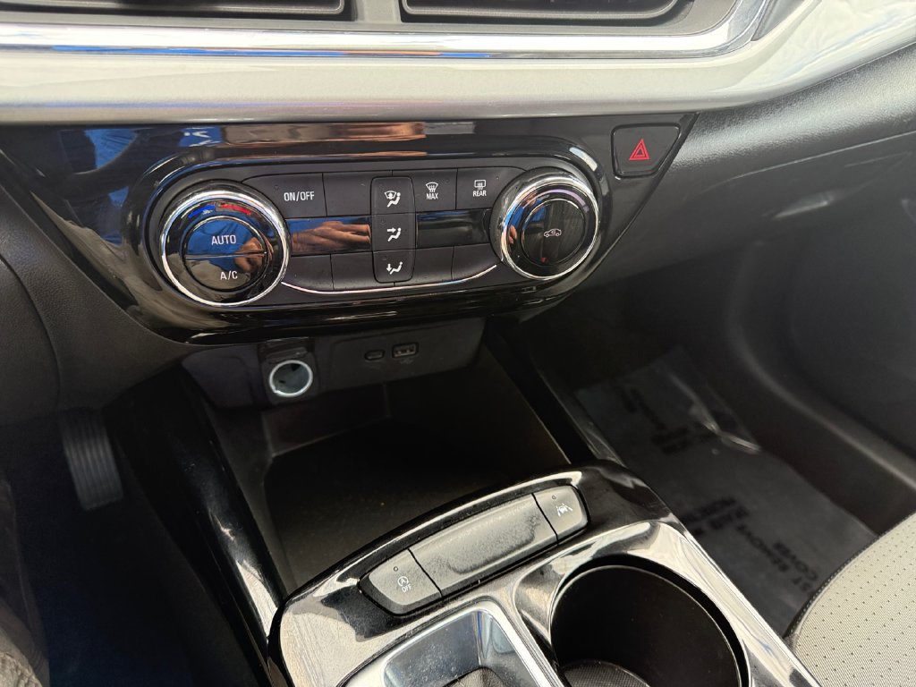 Used 2025 Chevrolet Trax LT FWD image 19