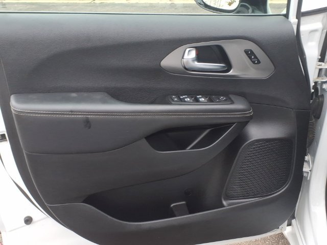 Certified 2025 Chrysler Pacifica Select FWD image 8
