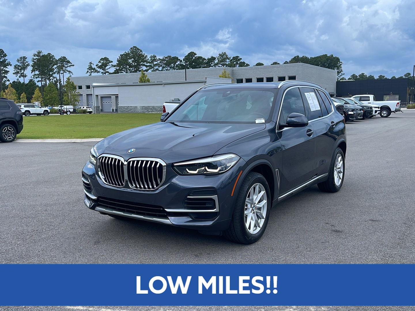 Used 2022 BMW X5 xDrive40i w/ Premium Package AWD/4WD image 3