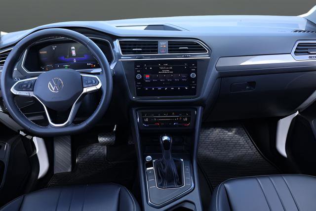 Certified 2024 Volkswagen Tiguan SE FWD image 17