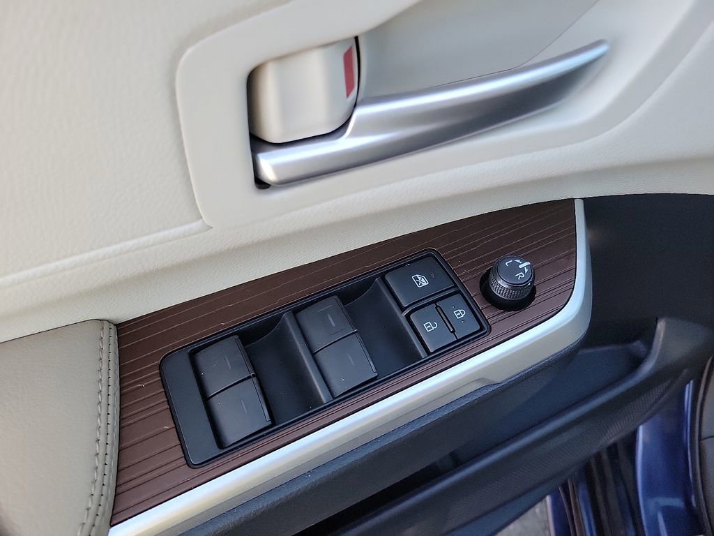 Used 2022 Toyota Sienna XLE image 10