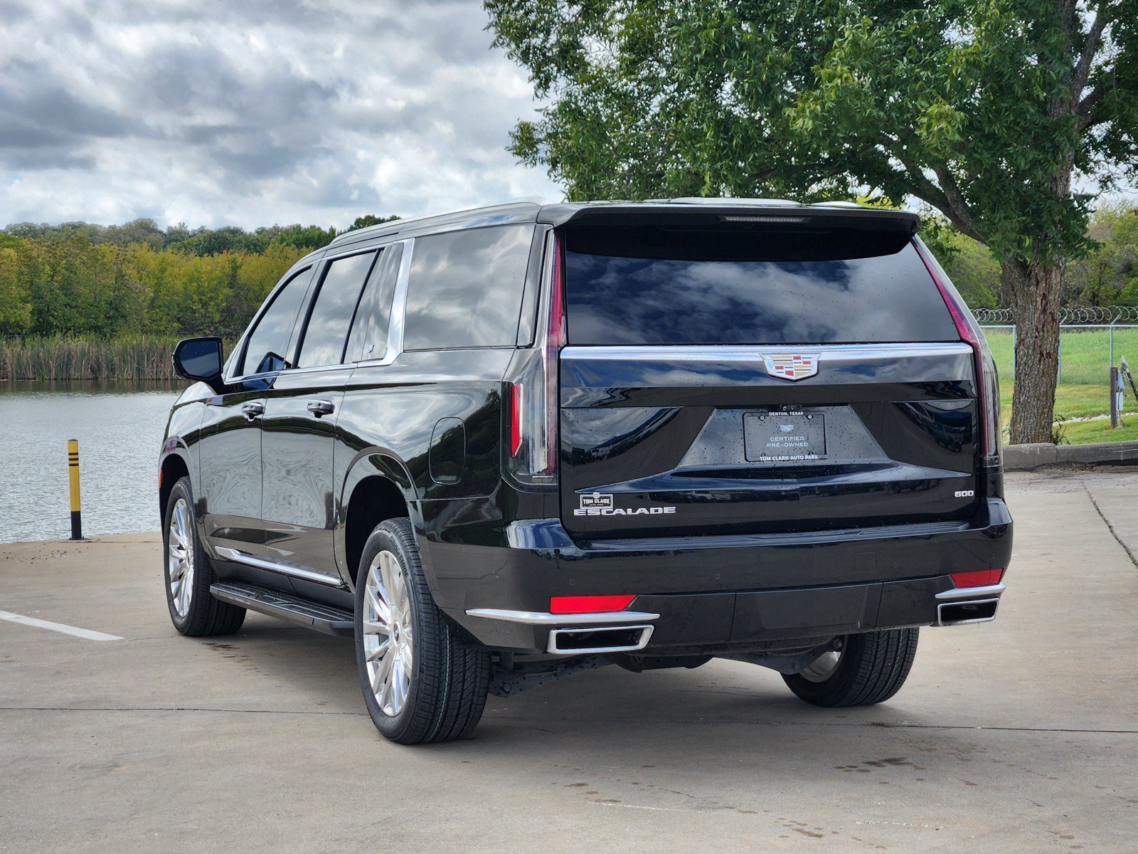 Used 2023 Cadillac Escalade ESV Premium Luxury AWD/4WD image 4