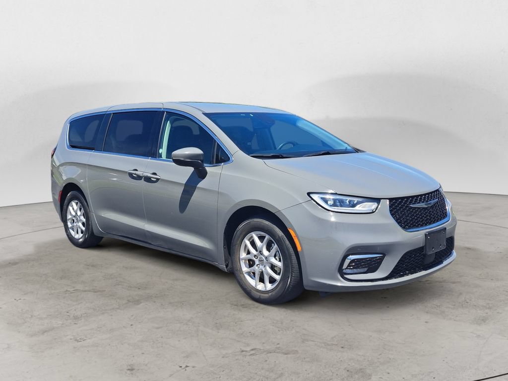 Used 2023 Chrysler Pacifica Touring-L FWD image 1