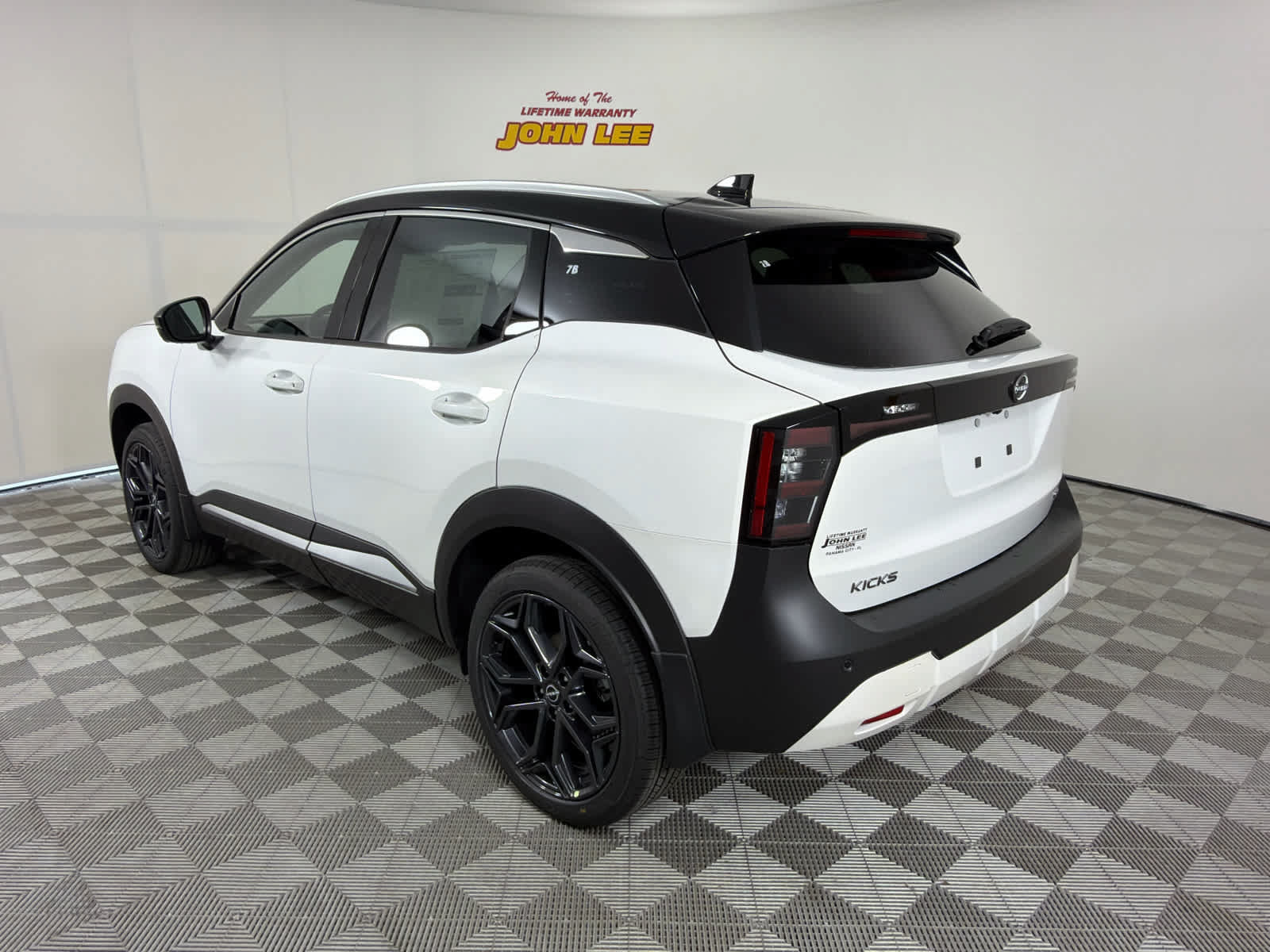 New 2026 Nissan Kicks SR w/ SR Premium Package FWD image 3
