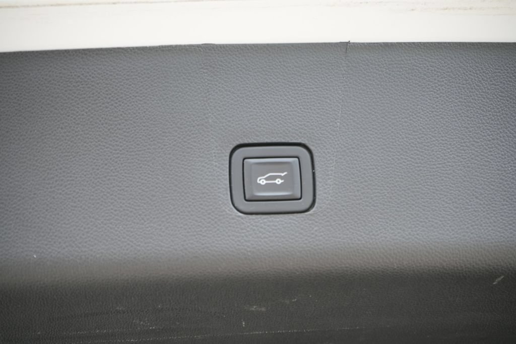 Used 2023 Chevrolet Traverse LT w/ LT Premium Package AWD/4WD image 10