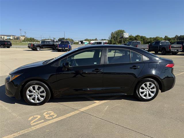 Used 2025 Toyota Corolla LE FWD image 5
