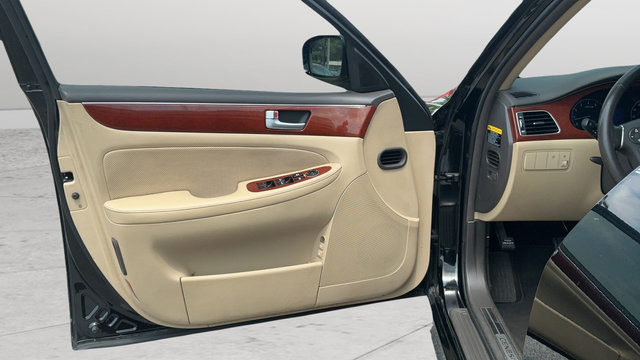 Used 2013 Hyundai Genesis 3.8 RWD image 19