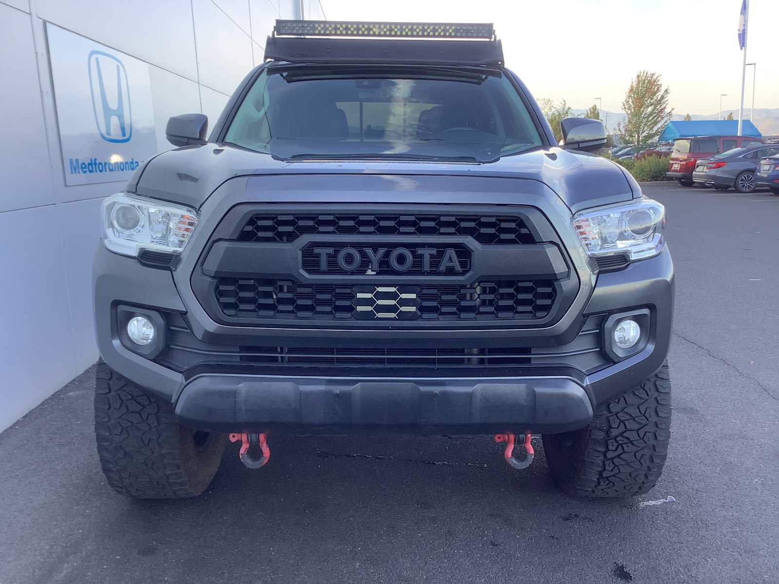 Used 2022 Toyota Tacoma SR5 AWD/4WD image 9