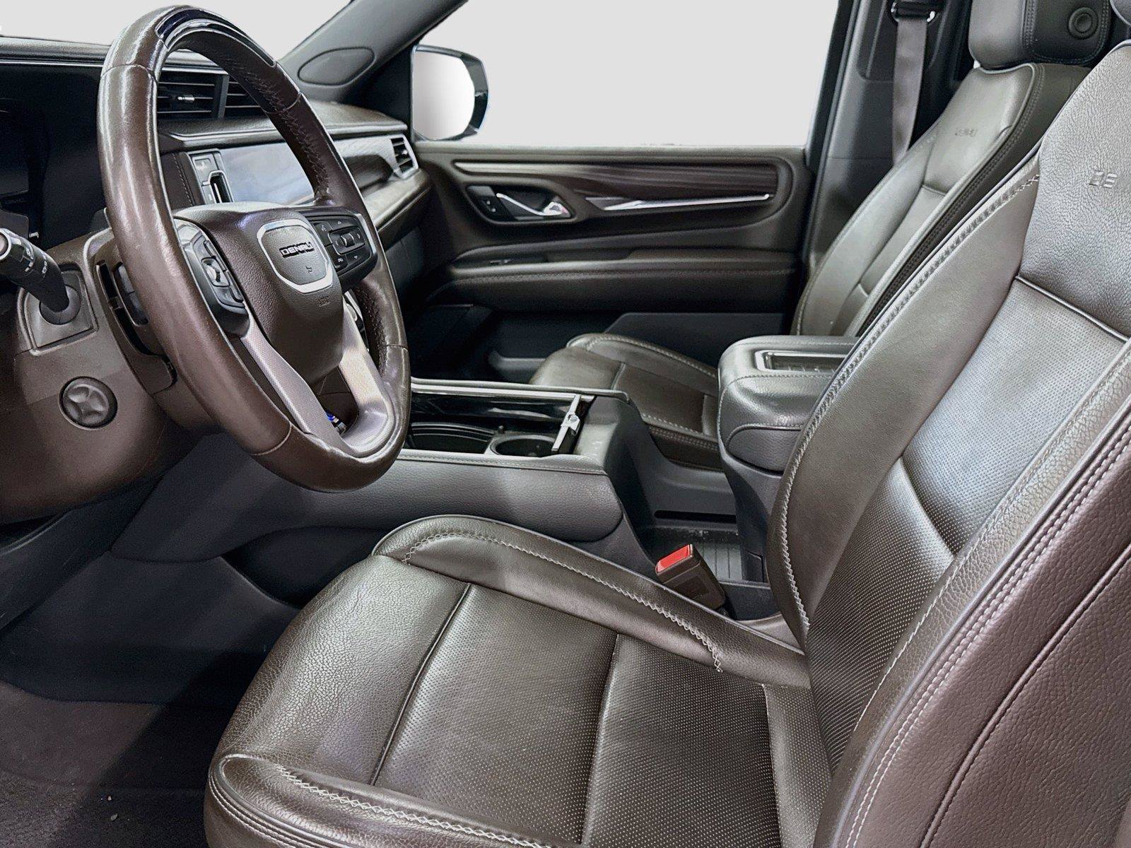 Used 2023 GMC Yukon XL Denali w/ Advanced Technology Package AWD/4WD image 4