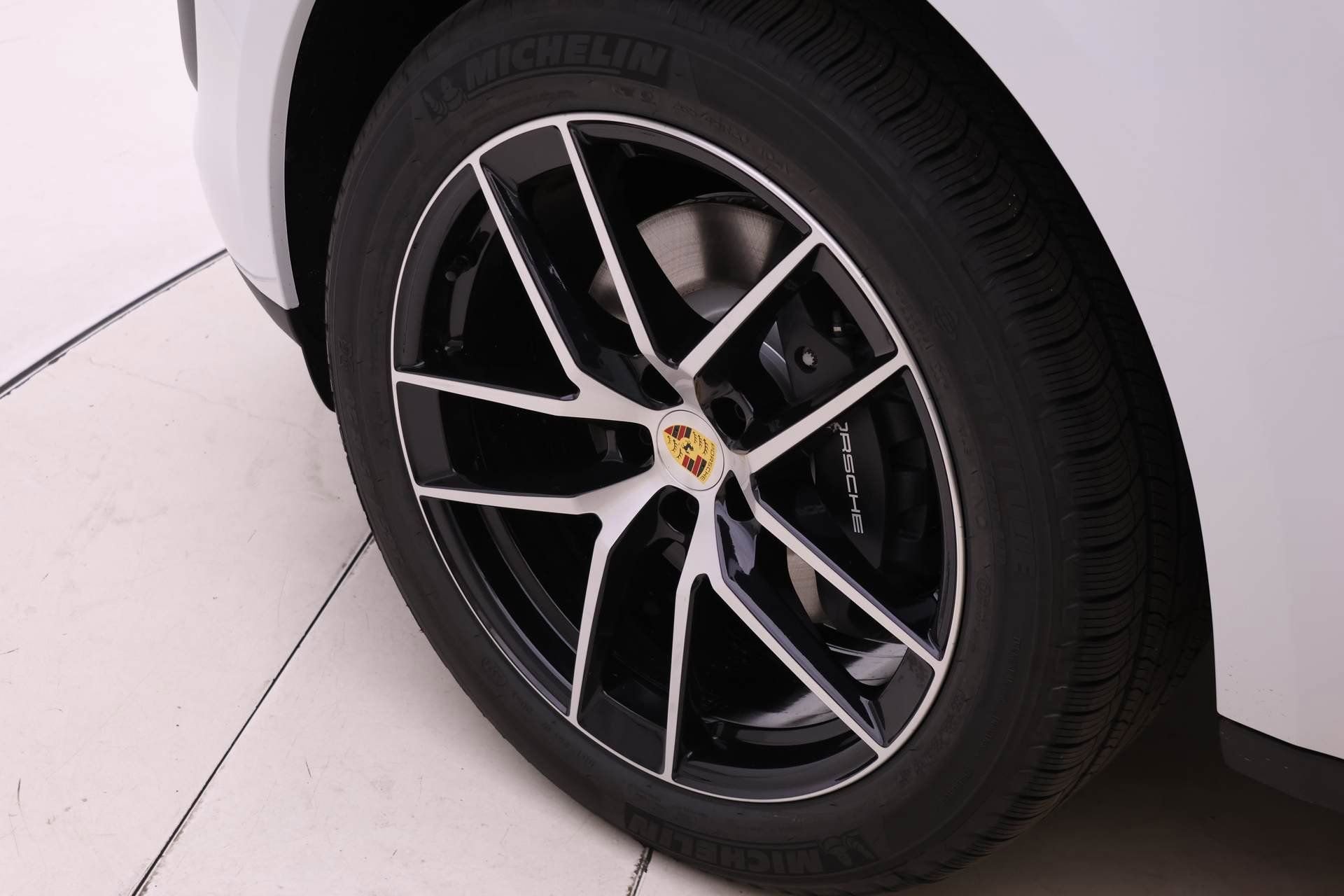 Used 2025 Porsche Macan AWD/4WD image 9