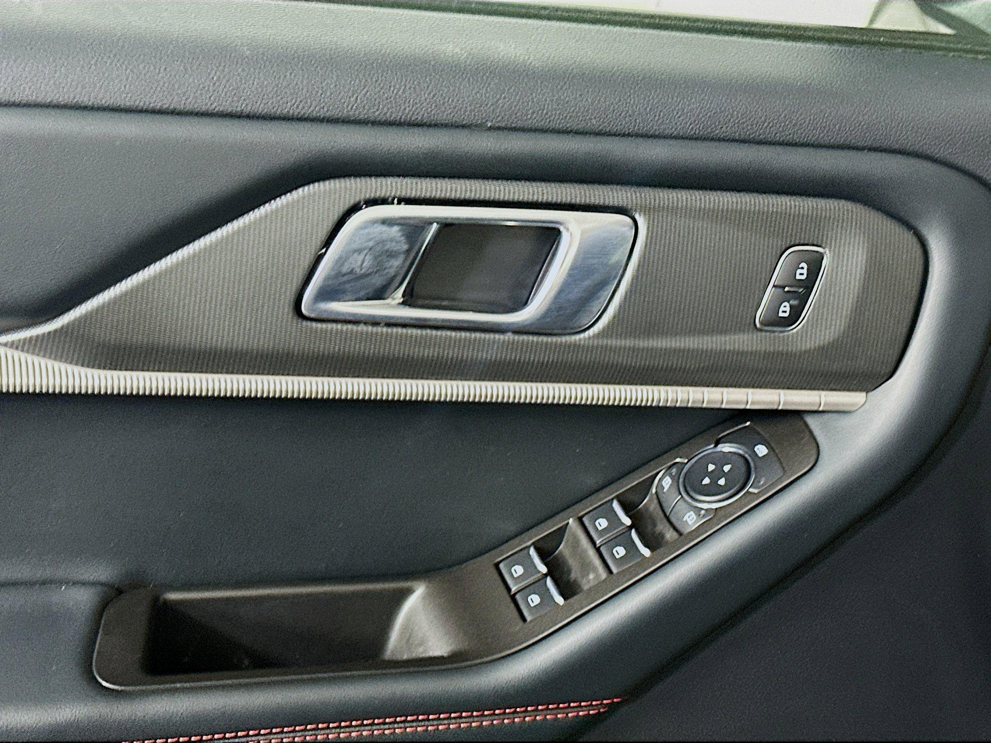 Used 2025 Ford Explorer ST-Line image 15