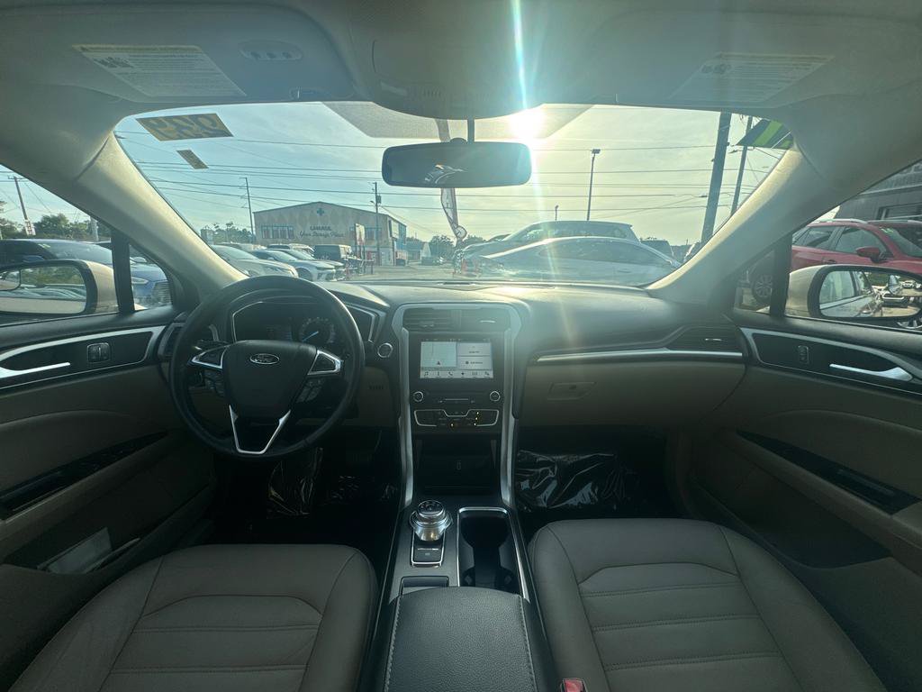 Used 2017 Ford Fusion SE w/ Fusion SE Technology Package FWD image 16