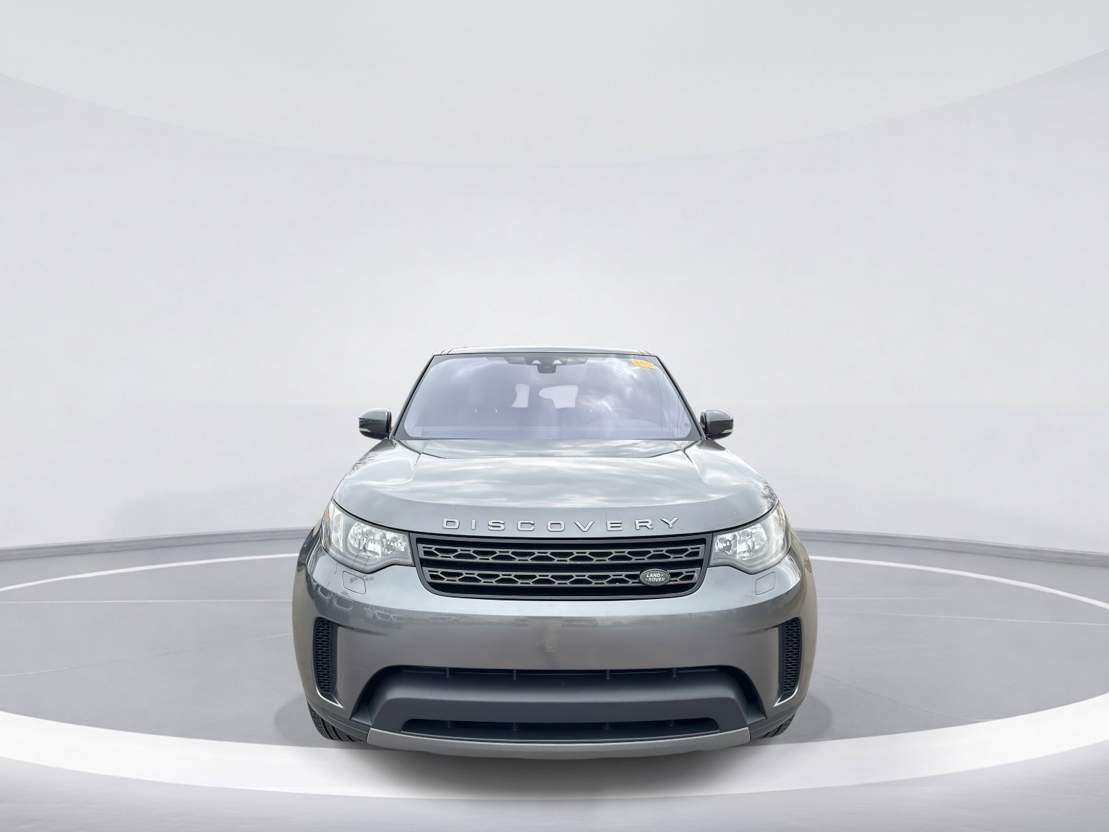 Used 2018 Land Rover Discovery SE image 2