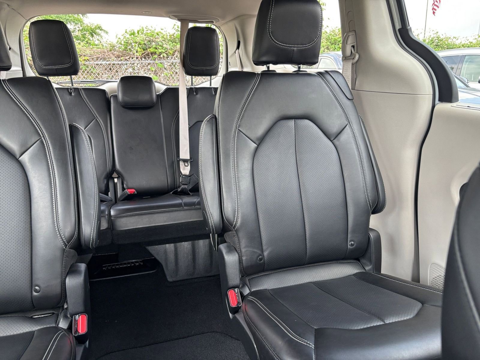 Used 2024 Chrysler Pacifica Touring-L image 37