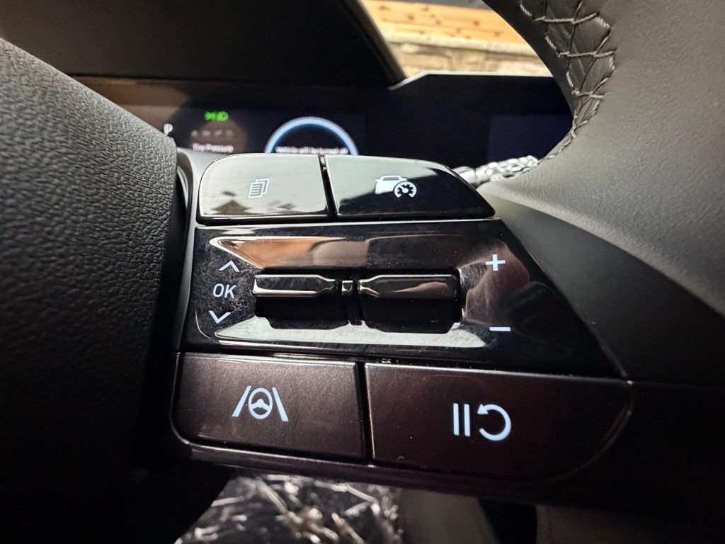 Used 2025 Hyundai Elantra SEL FWD image 24
