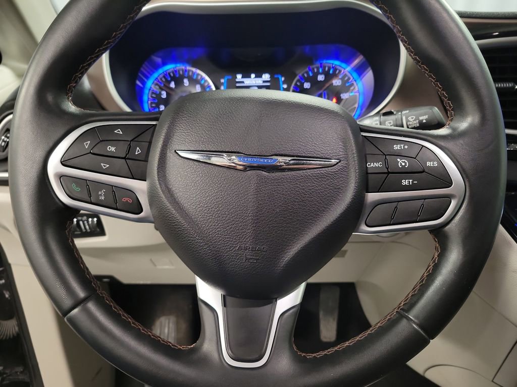 Used 2017 Chrysler Pacifica Touring-L w/ Tire & Wheel Group image 18