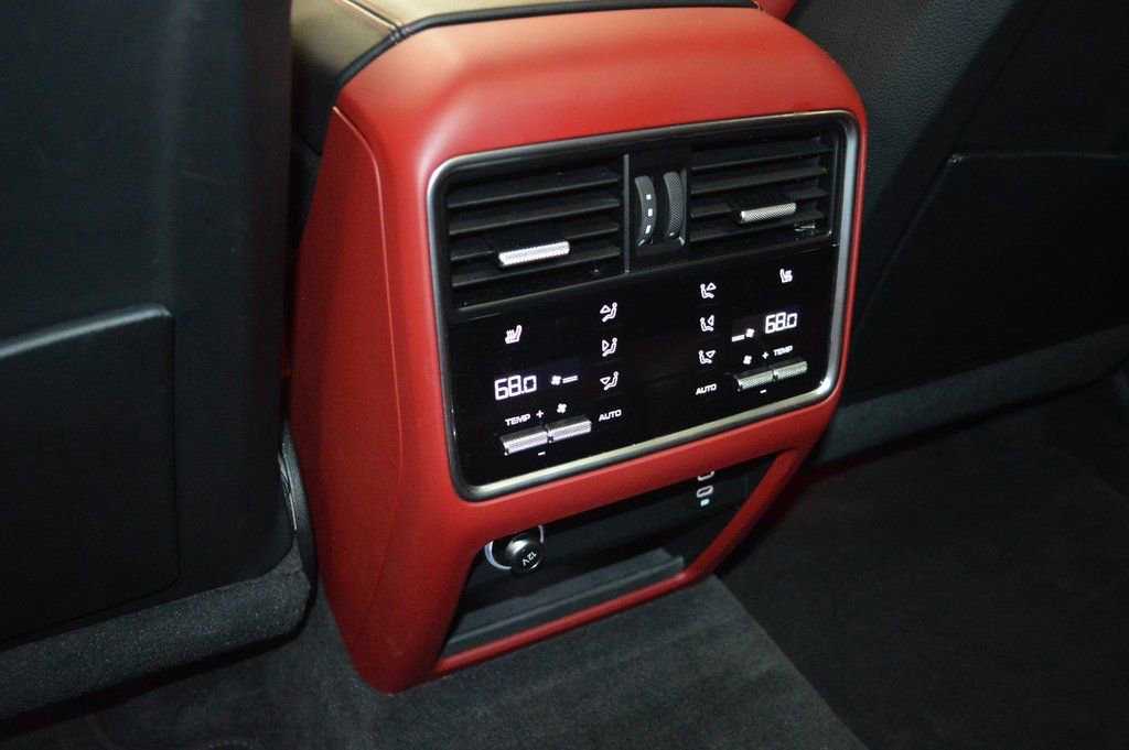 Certified 2023 Porsche Cayenne Platinum Edition image 37