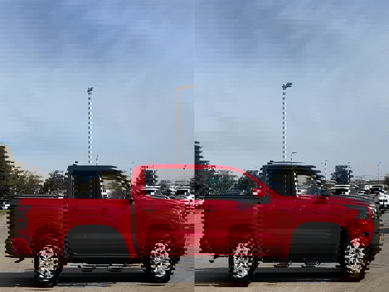 Used 2023 Nissan Frontier SV image 3