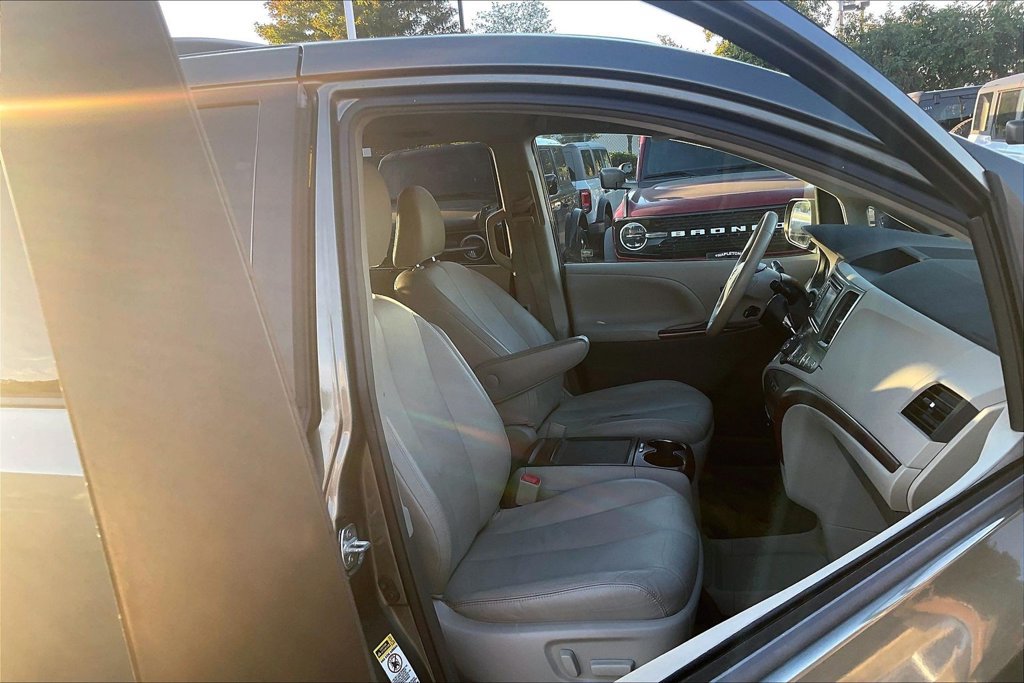 Used 2013 Toyota Sienna XLE FWD image 6