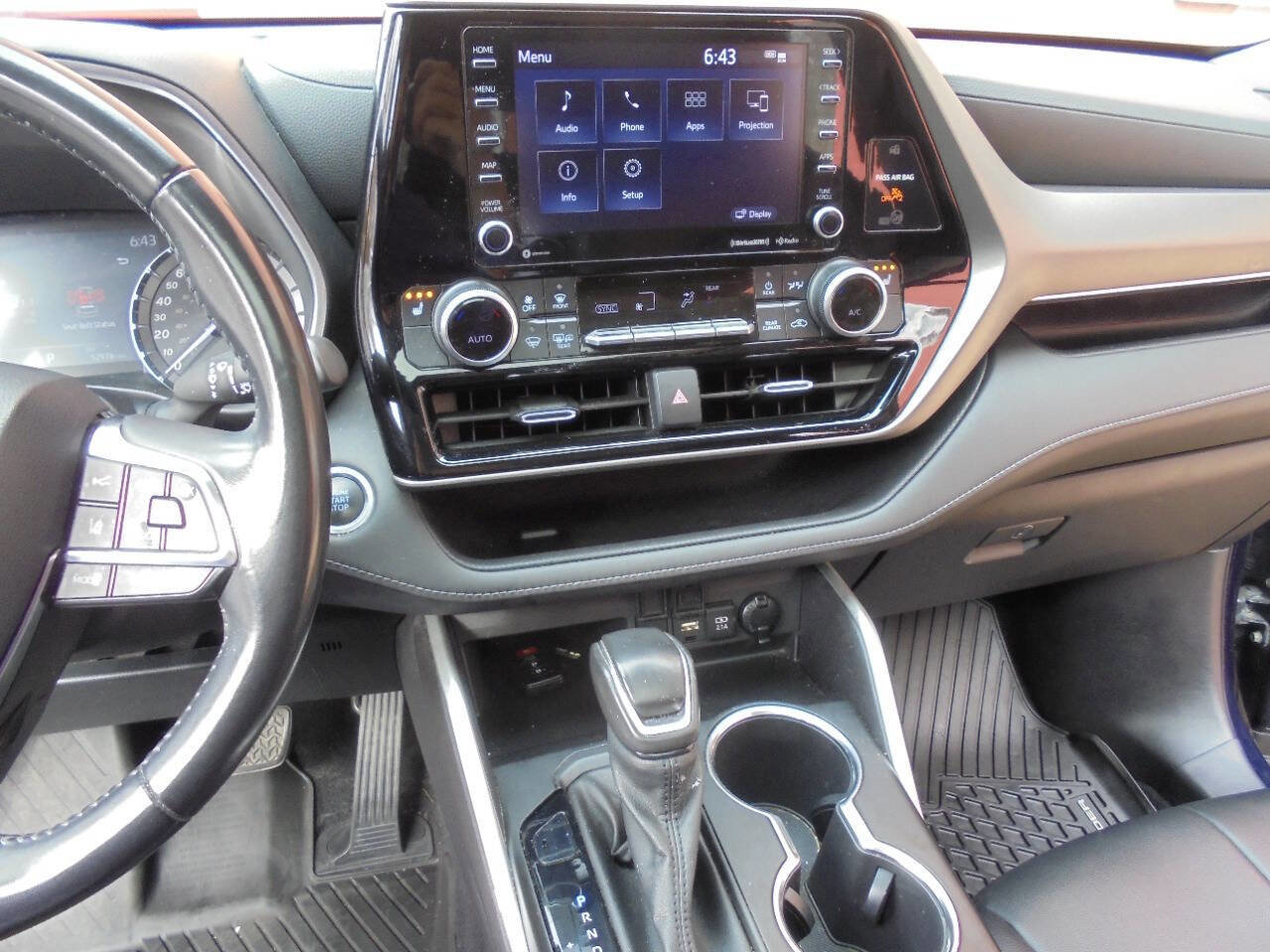 Used 2021 Toyota Highlander XLE AWD/4WD image 18