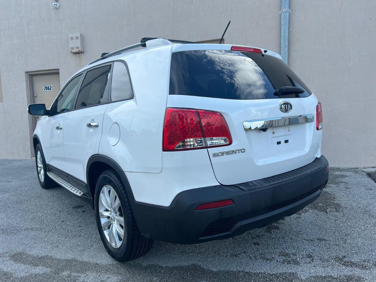 Used 2011 Kia Sorento LX w/ Convenience Pkg FWD image 2