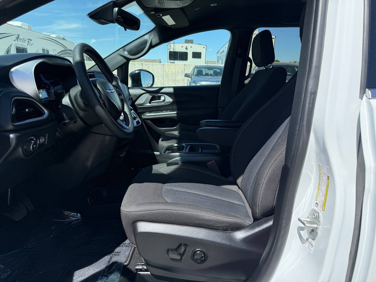 Used 2024 Chrysler Pacifica Touring FWD image 15